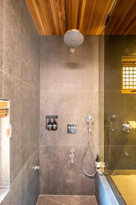 Iriru Luxury Hanok - Eunpyung Hanok Village *